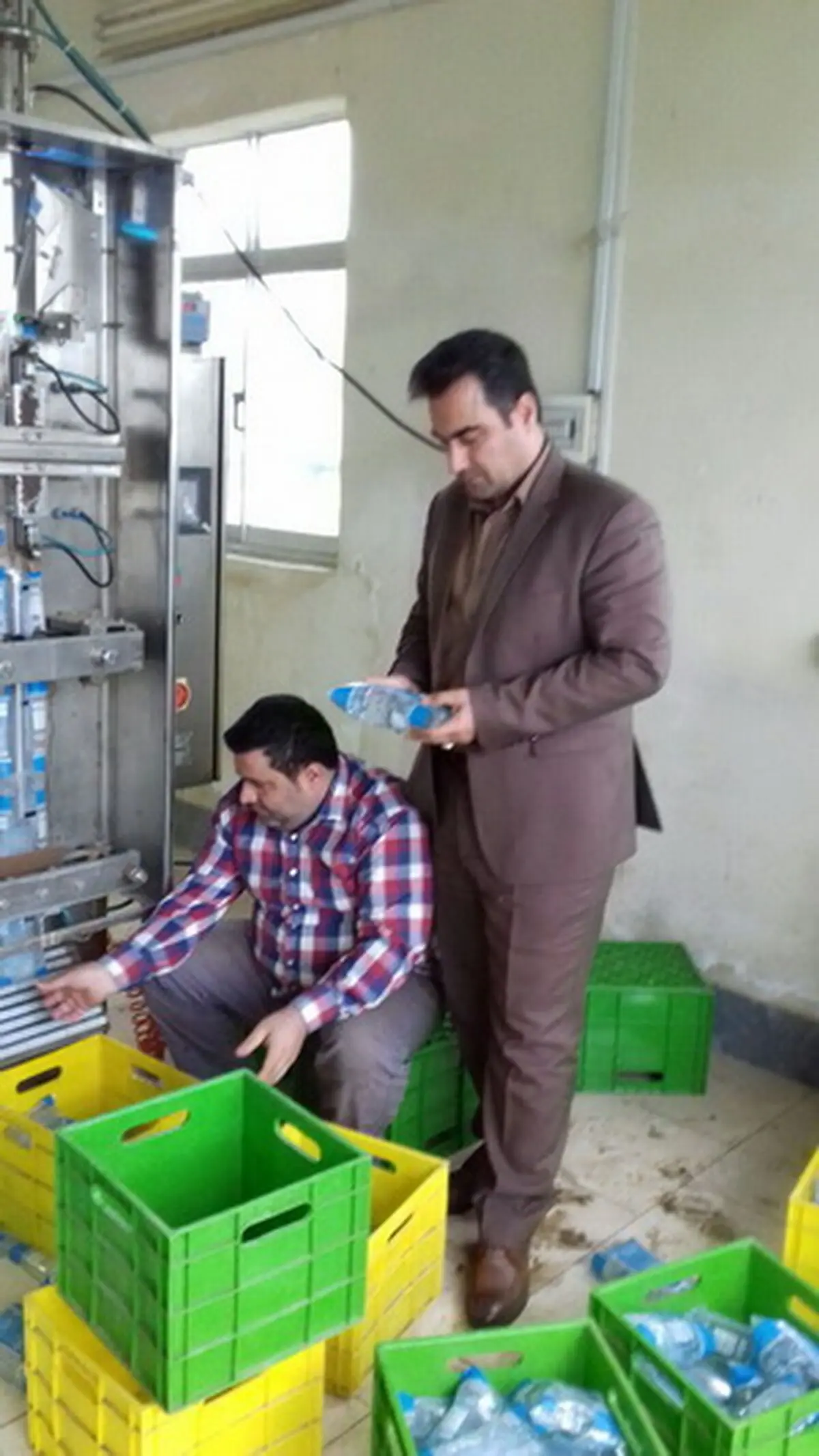توزیع آب‌های بسته‌بندی در روستای مژده شهرستان رشت 