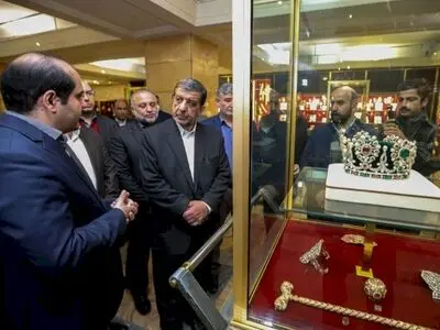 امکان بازدید از گنجینه جواهرات ملی بانک مرکزی فراهم شود/ تاج‌‌های موجود خاندان پهلوی در قیاس با آن‌چه غارت کردند قابل توجه نیست