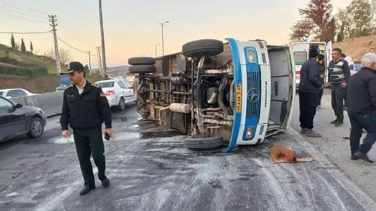 مصدومیت ۷ کارگر در واژگونی سرویس یک واحد تولیدی در میدان سپاد مشهد