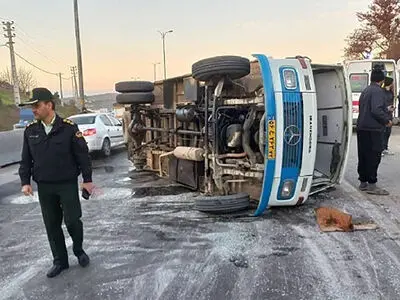 مصدومیت ۷ کارگر در واژگونی سرویس یک واحد تولیدی در میدان سپاد مشهد