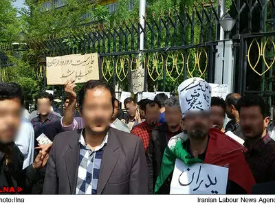 تجمع کارگران فارسیت دورود مقابل ساختمان وزارت کار