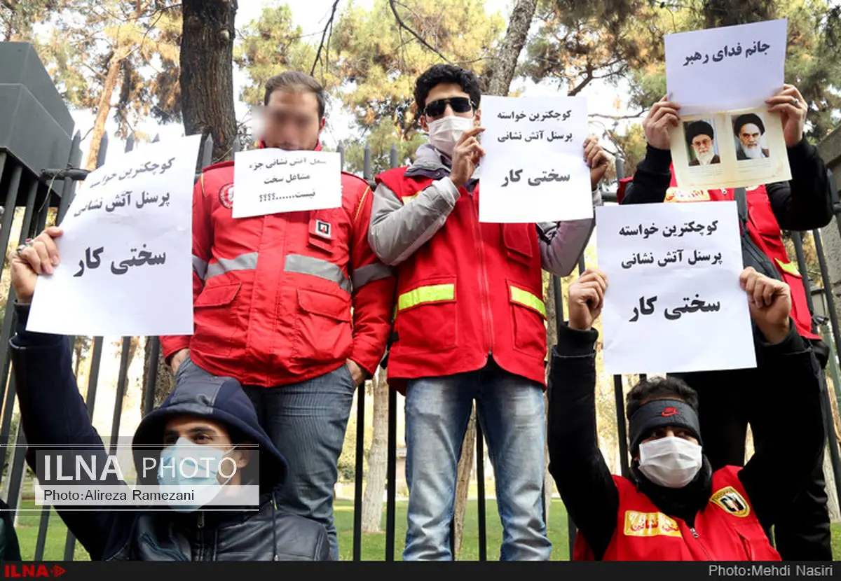 تجمع آتش‌نشانان تهرانی در اعتراض به عدم اجرای قانون مشاغل سخت و زیان‌آور