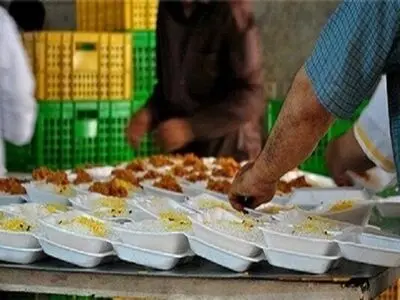 توزیع ۶۰۰ پرس غذای گرم بین اهالی و نیازمندان روستای سرهنگ تربت‌حیدریه