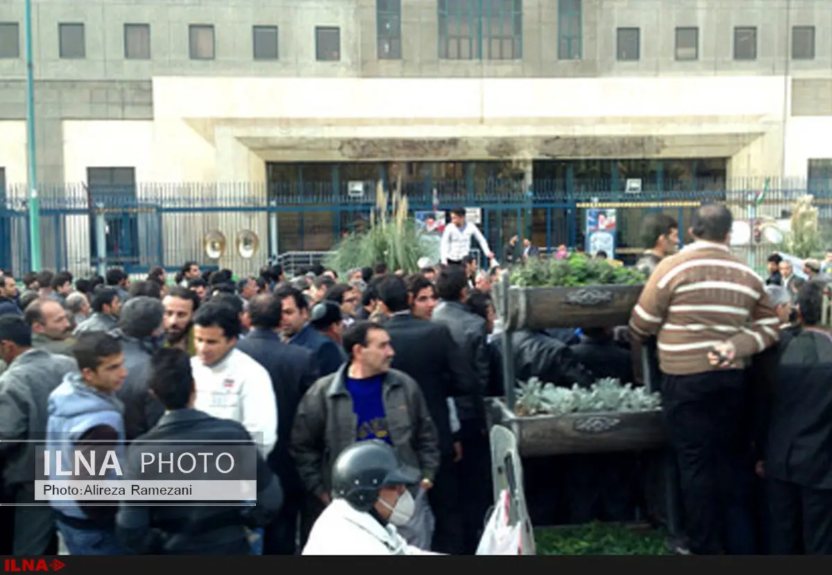 تجمع کارگران معترض به ادغام درمان تامین اجتماعی در مقابل مجلس