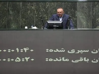 کشاورزان محصولات خود را یا به ثمن بخس می‌فروشند و یا در انبارهایی نگاه می‌دارند که به زودی فاسد می‌شود؟
