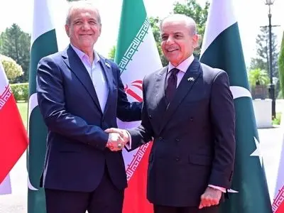 الرئیس بزشکیان یصل الى إسلام آباد