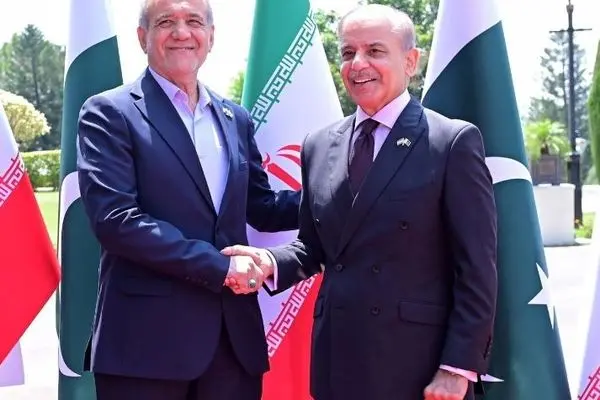 الرئیس بزشکیان یصل الى إسلام آباد