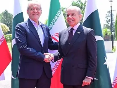 الرئیس بزشکیان یصل الى إسلام آباد