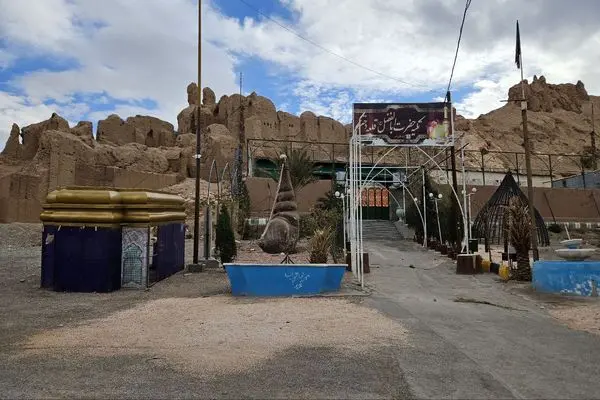 فتح عرصه و حریم کهن‌ترین قلعه تاریخی ایران توسط یک تکیه مذهبی و دپوی ضایعات و مصالح شهرداری