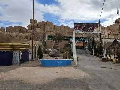 فتح عرصه و حریم کهن‌ترین قلعه تاریخی ایران توسط یک تکیه مذهبی و دپوی ضایعات و مصالح شهرداری