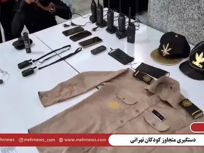تصاویری از لباس‌های مبدل شهرداری و بیسیم  و ابزار مختلف که توسط آزارگر  تهرانی برای فریب دادن کودکان در هنگام دستگیری کشف شد 