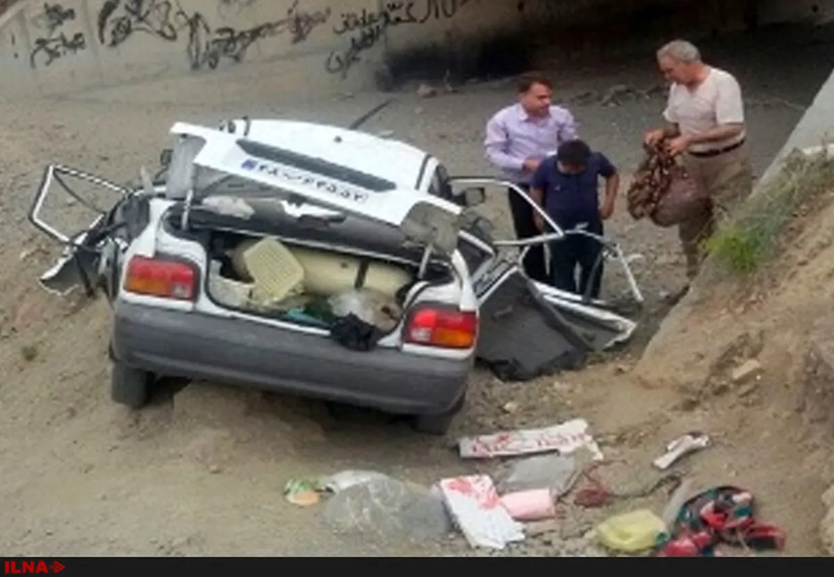 سقوط خودرو پراید به عمق دره در انتهای بزرگراه همت 