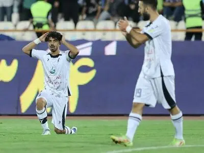 انتقادات ستاره خط میانی پیکان علیه داور جدال با پرسپولیس 