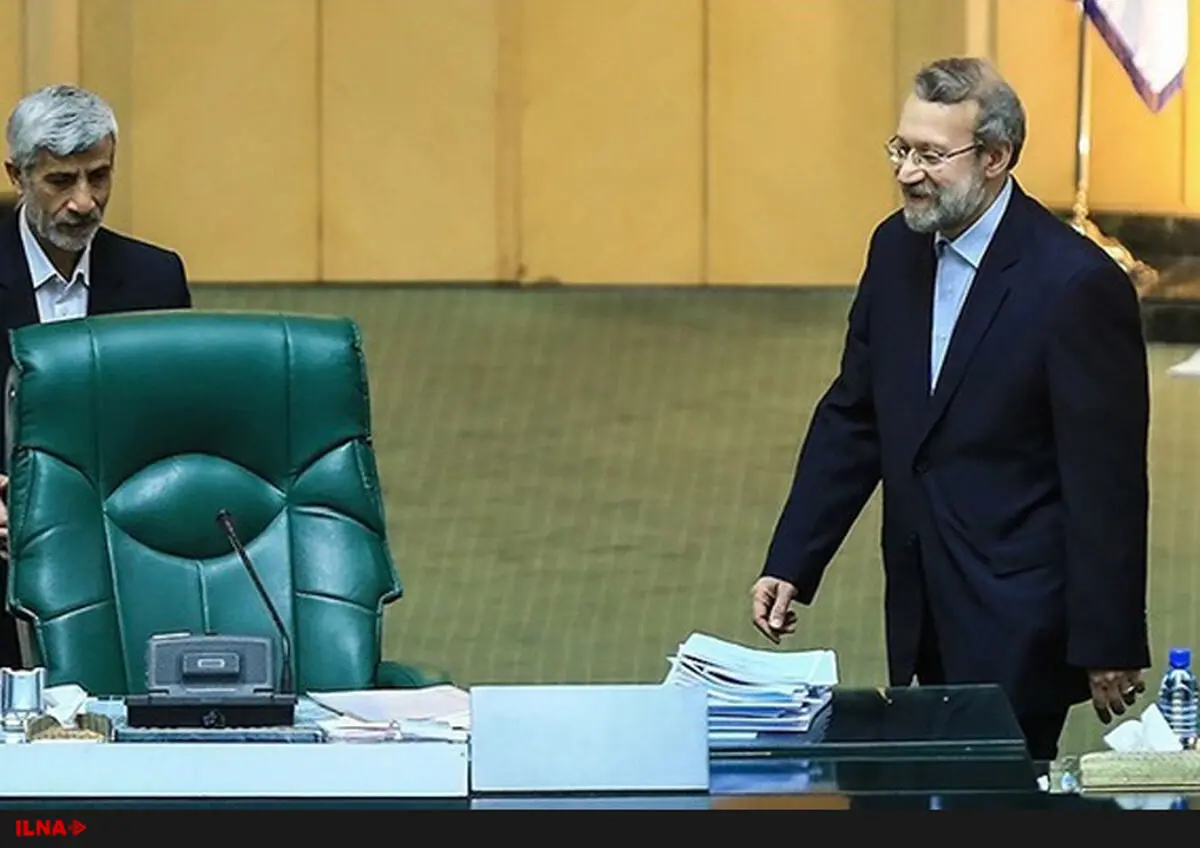 حضور لاریجانی در صحن مجلس و گفت‌وگو با پزشکیان