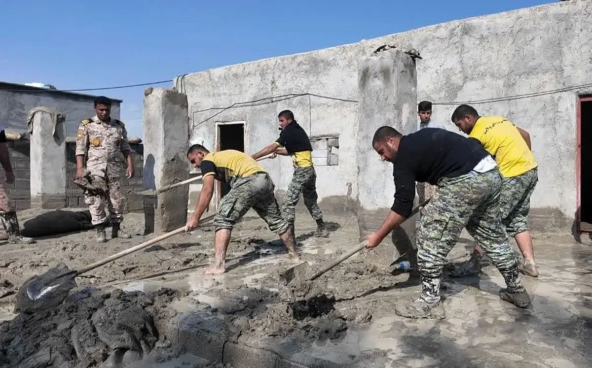 امدادرسانی نیروی دریایی ارتش به سیل‌زدگان بندر جاسک