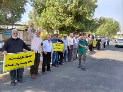 تجمع بازنشستگان شوش مقابل تامین اجتماعی در گرمای بالای ۵۰ درجه/ معوقات پرداخت شود