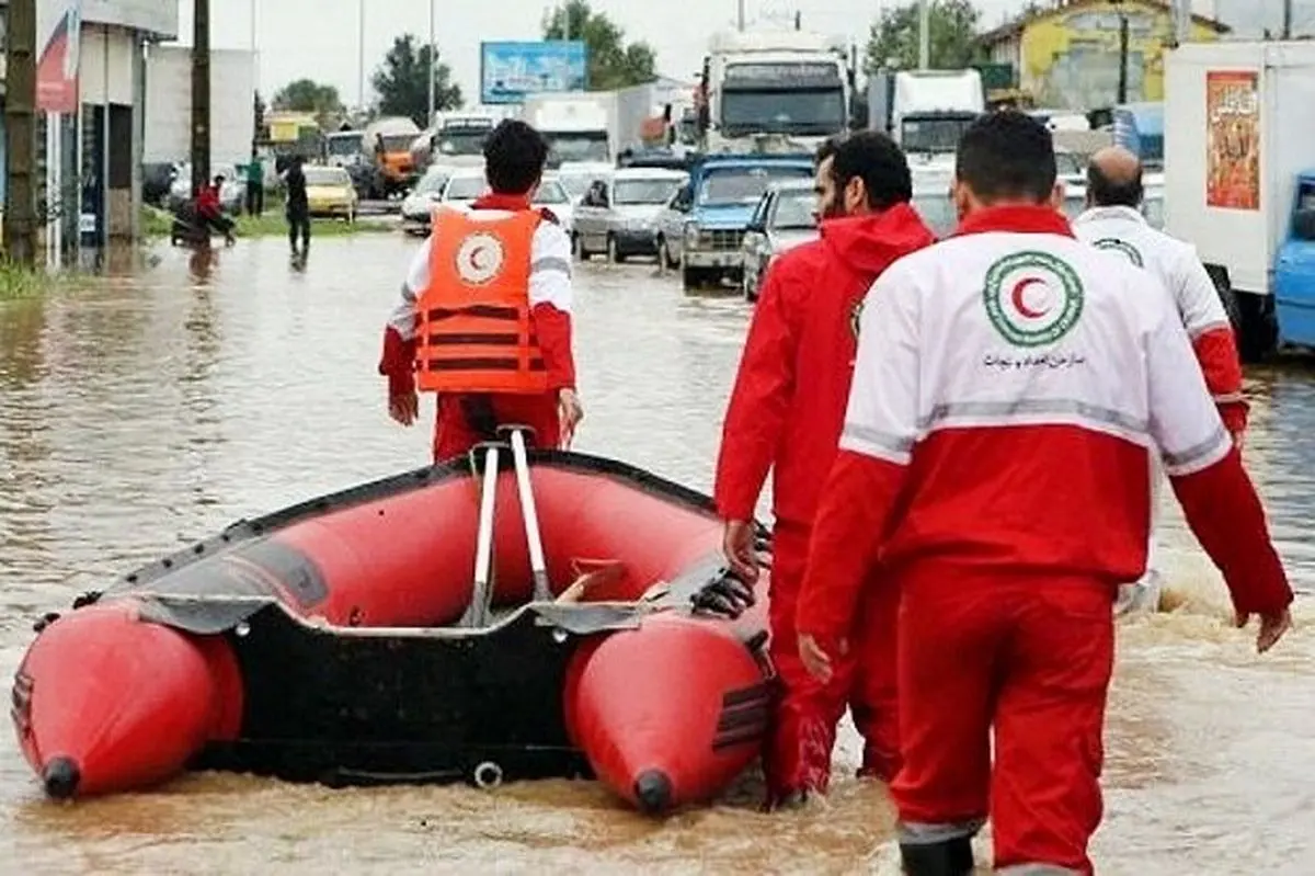 امداد رسانی جمعیت هلال احمر گیلان به آسیب دیدگان مناطق سیل زده تالش