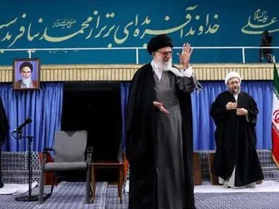 قائد الثورة: العالم الاسلامی یعانی من محن کبرى والحل هو الوحدة الاسلامیة 
