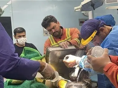 دست کارگر در چرخ گوشت صنعتی گیر کرد 