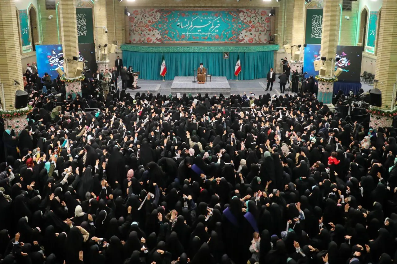 قائد الثورة: الجمهورية الإسلامية أبطلت منطق الغرب الخاطئ بشأن المرأة
