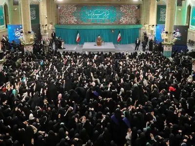 قائد الثورة: الجمهورية الإسلامية أبطلت منطق الغرب الخاطئ بشأن المرأة