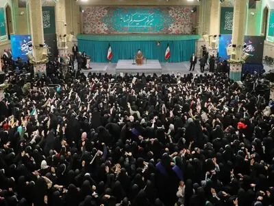 قائد الثورة: الجمهورية الإسلامية أبطلت منطق الغرب الخاطئ بشأن المرأة
