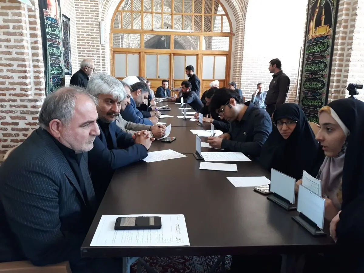 برپایی میز خدمت مسئولان آموزش و پرورش قزوین در محل نماز جمعه 