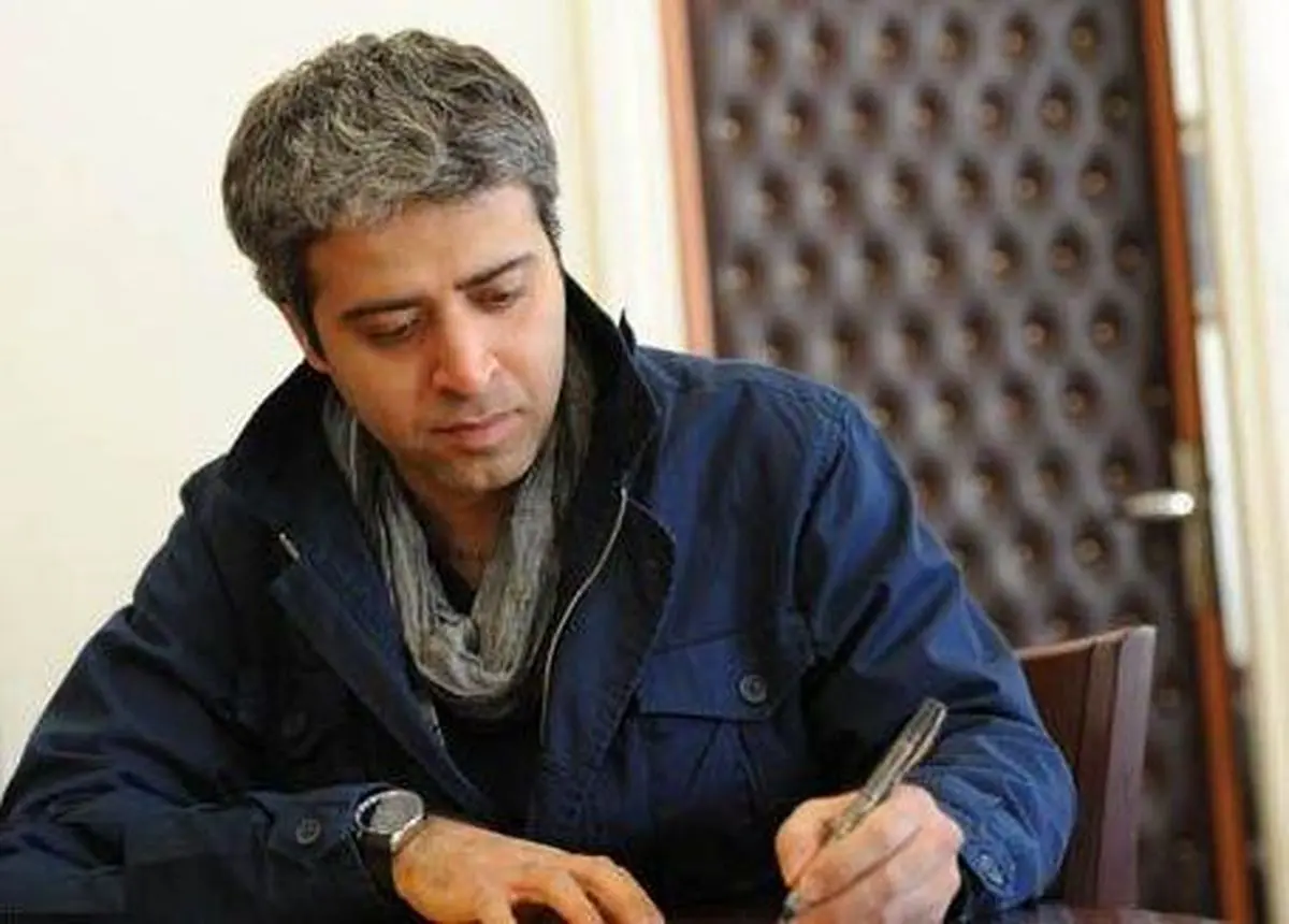 قرار سرخی آسمان زمستان در شب برف روز است