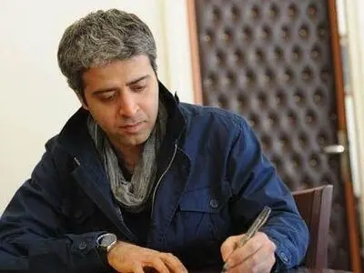 قرار سرخی آسمان زمستان در شب برف روز است
