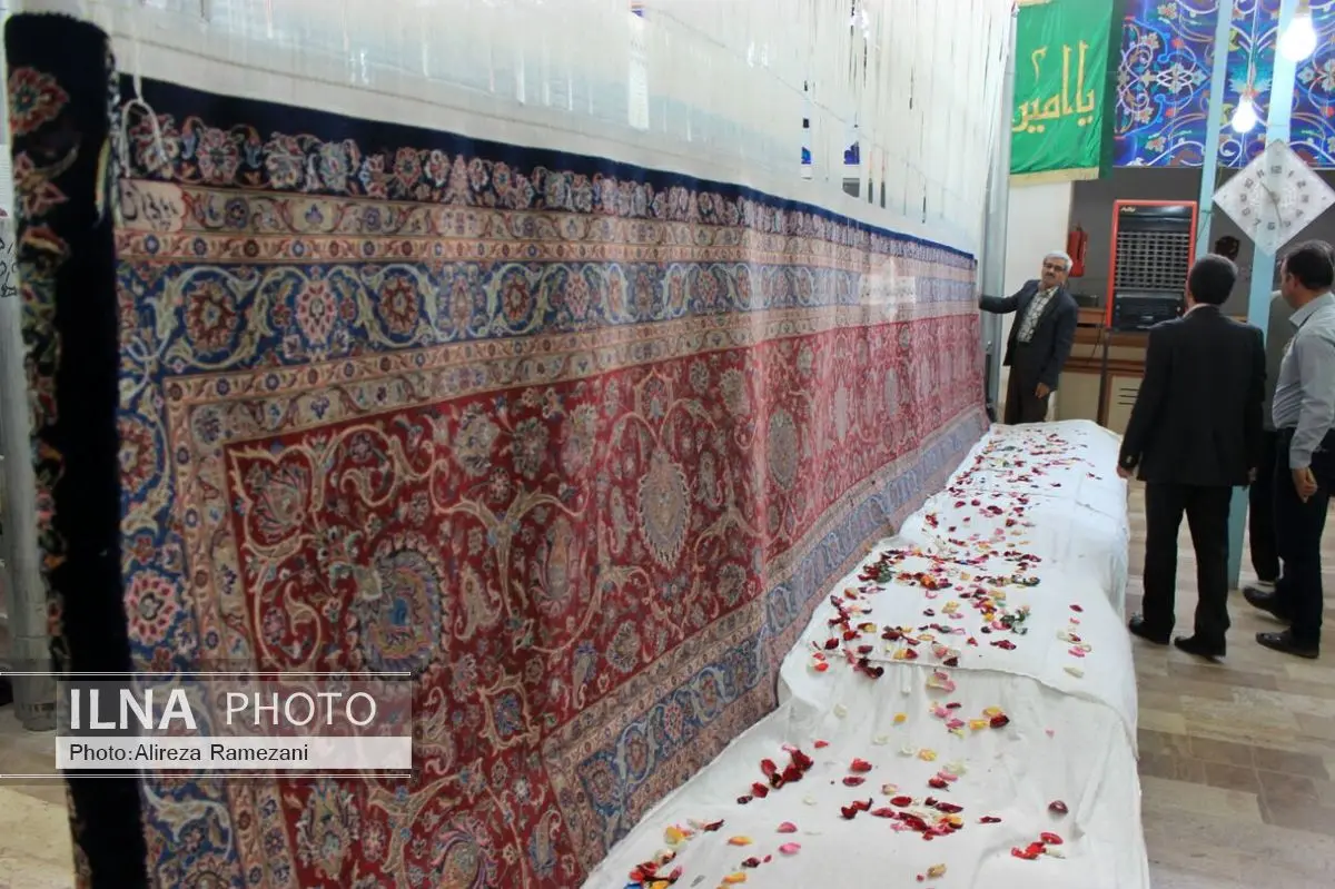 فرش 100 مترمربعی ایوان طلای علی‌(ع) در کاشان رونمایی شد
