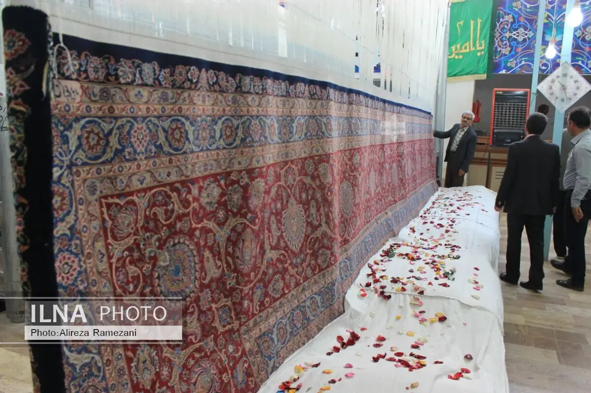 فرش 100 مترمربعی ایوان طلای علی‌(ع) در کاشان رونمایی شد