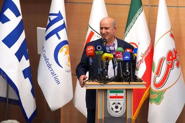رسانه‌ها راه را با نقد نشان می دهند؛ با هر گل ایران دست افتخار میزنم