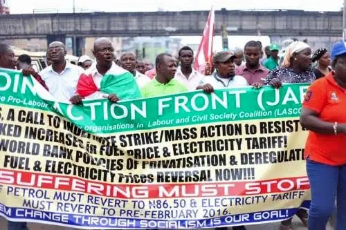 اعتراض کارگران نیجریه به افزایش قیمت بنزین/ در ایالت‌های «کوارا» و «ادو» کارگران و کارمندان فقط سه روز سر کار می‌روند