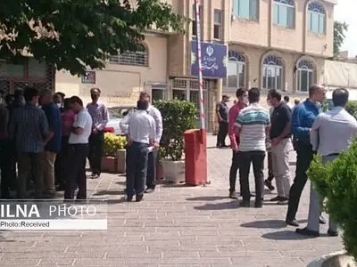 تجمع کارگران کنتور‌سازی مقابل دفتر امام جمعه قزوین/ کارگران مطالبات خود را دریافت نکرده‌اند+فیلم