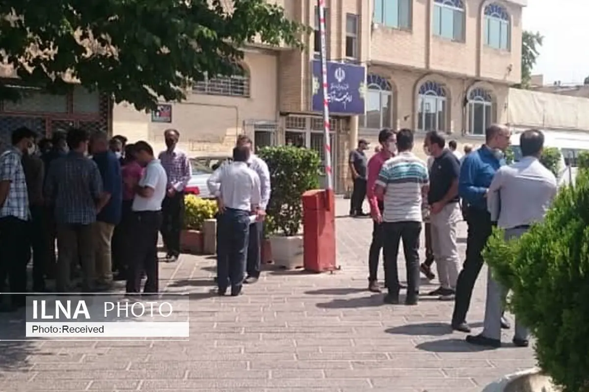 تجمع کارگران کنتور‌سازی مقابل دفتر امام جمعه قزوین/ کارگران مطالبات خود را دریافت نکرده‌اند+فیلم