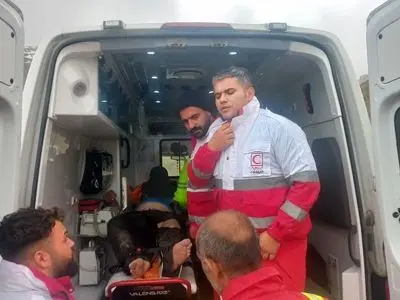 امدادرسانی به مصدوم حادثه برخورد رخ‌به‌رخ کامیون با پراید در محور اردل – جونقان