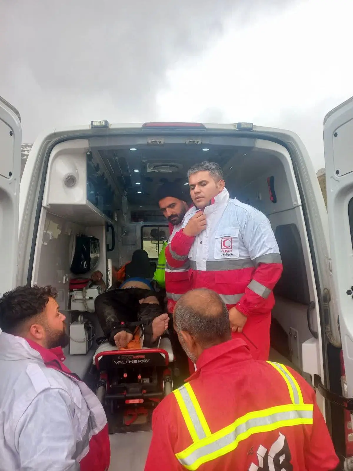 امدادرسانی به مصدوم حادثه برخورد رخ‌به‌رخ کامیون با پراید در محور اردل – جونقان