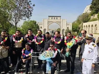 بازگشت ۹ تن از دریادلان ناوچه دنا به شیراز