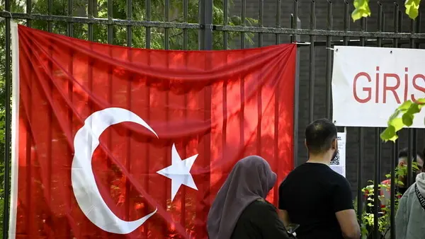 حضور گسترده مردم ترکیه در حوزه‌های انتخاباتی در ساعات پایانی رای‌گیری
