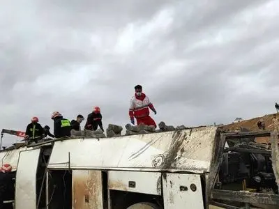 مصدوم شدن ۱۲ نفر بر اثر انحراف یک دستگاه اتوبوس در محور آبادان به اهواز 