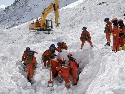 ریزش بهمن ۳۰۰ متری در محور لبد بازفت شهرستان کوهرنگ 