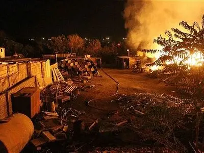 آتش‌سوزی گسترده در انبار بزرگ چوب