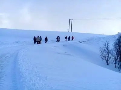 کارگران آب معدنی داماش سه ماه حقوق طلبکارند/ پیاده‌روی هرروزه در برف و کولاک