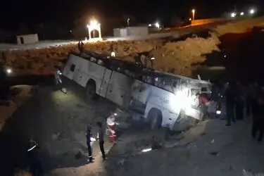 ۱۵ کارگر معدن زغال‌سنگ راور در سانحه واژگونی اتوبوس مصدوم شدند