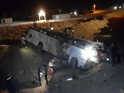 ۱۵ کارگر معدن زغال‌سنگ راور در سانحه واژگونی اتوبوس مصدوم شدند