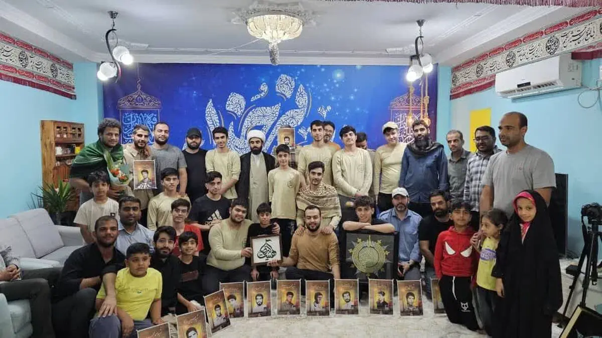 تجلیل از دو مداح هرمزگانی و گروه جهادی از استان تهران در هیئت الرضا (ع) بندرعباس 