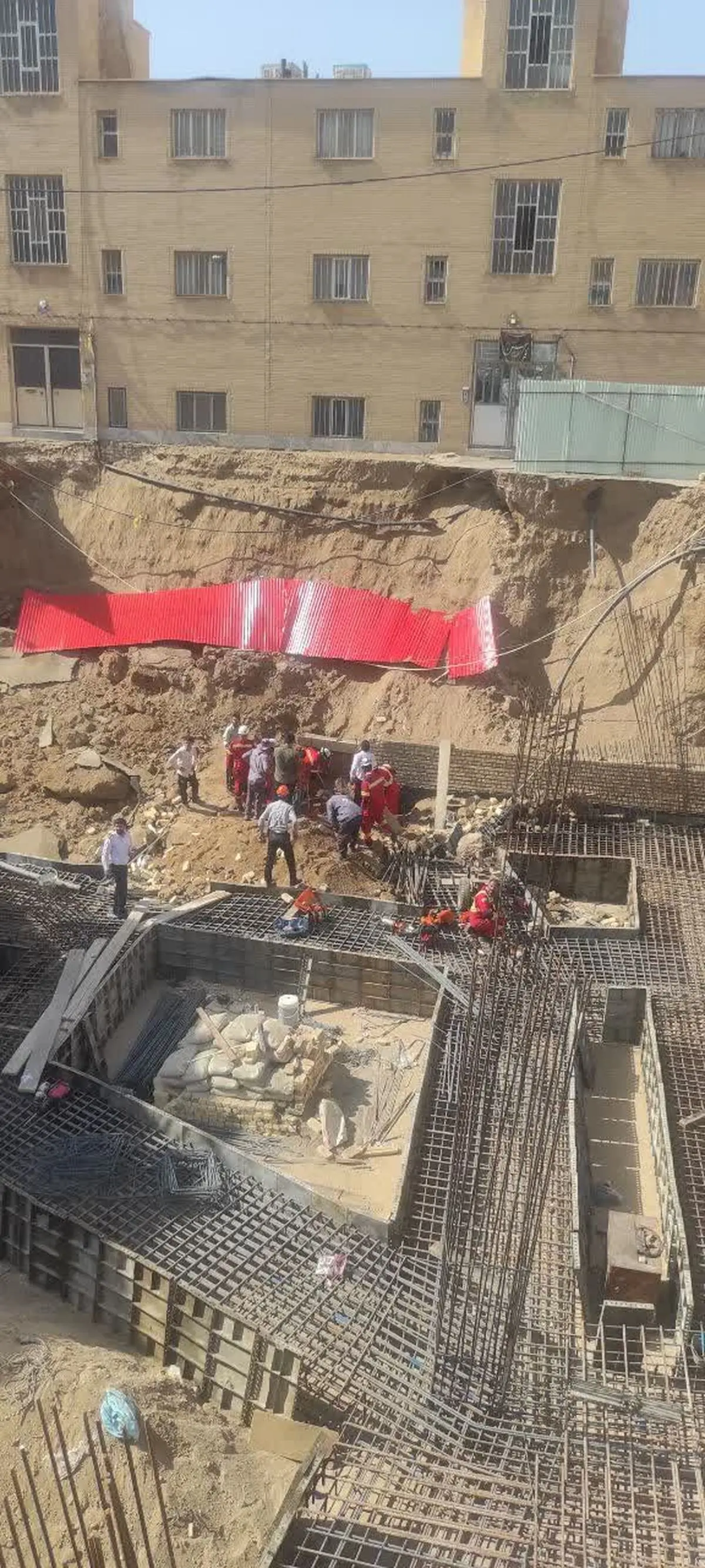 نجات یک کارگر و جان‌باختن کارگر دیگر در حادثه ریزش آوار بلوار صنعت کاشان