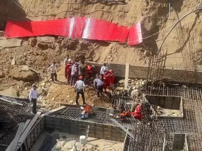 نجات یک کارگر و جان‌باختن کارگر دیگر در حادثه ریزش آوار بلوار صنعت کاشان