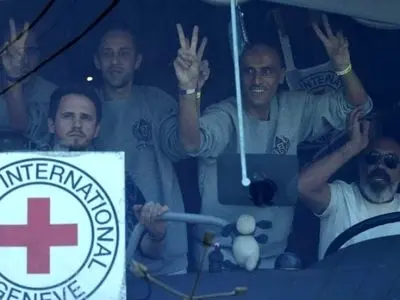 الاحتلال یفرج عن 83 أسیرا فلسطینیا من سجن “عوفر”