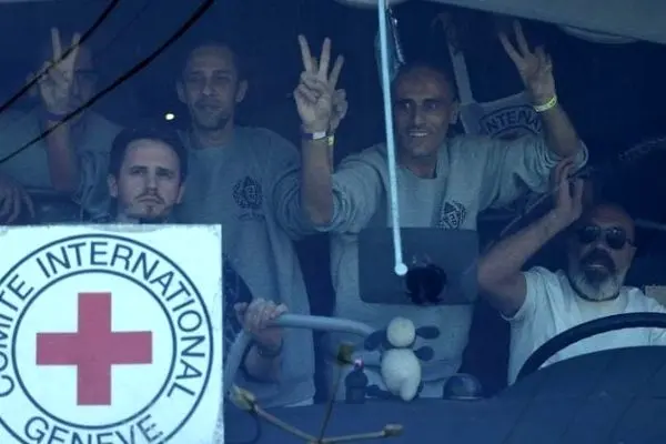 الاحتلال یفرج عن 83 أسیرا فلسطینیا من سجن “عوفر”